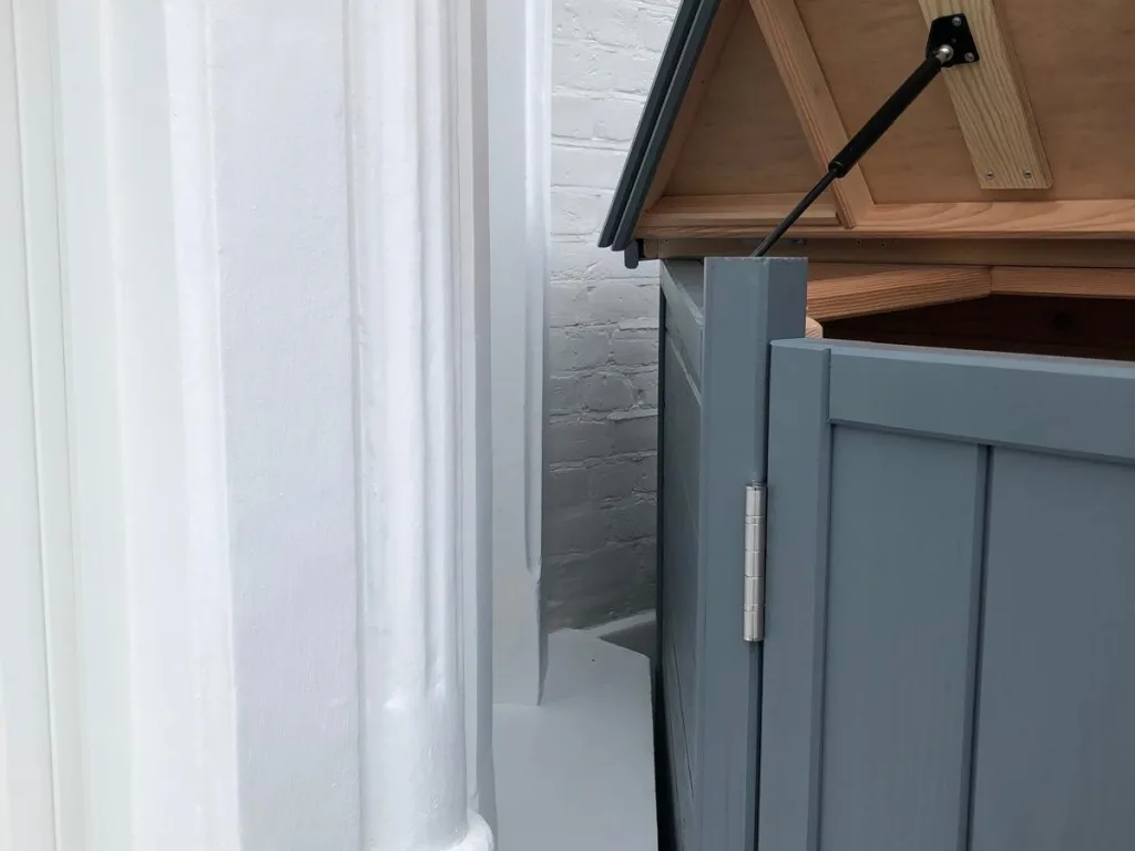 Lid opening by bay window