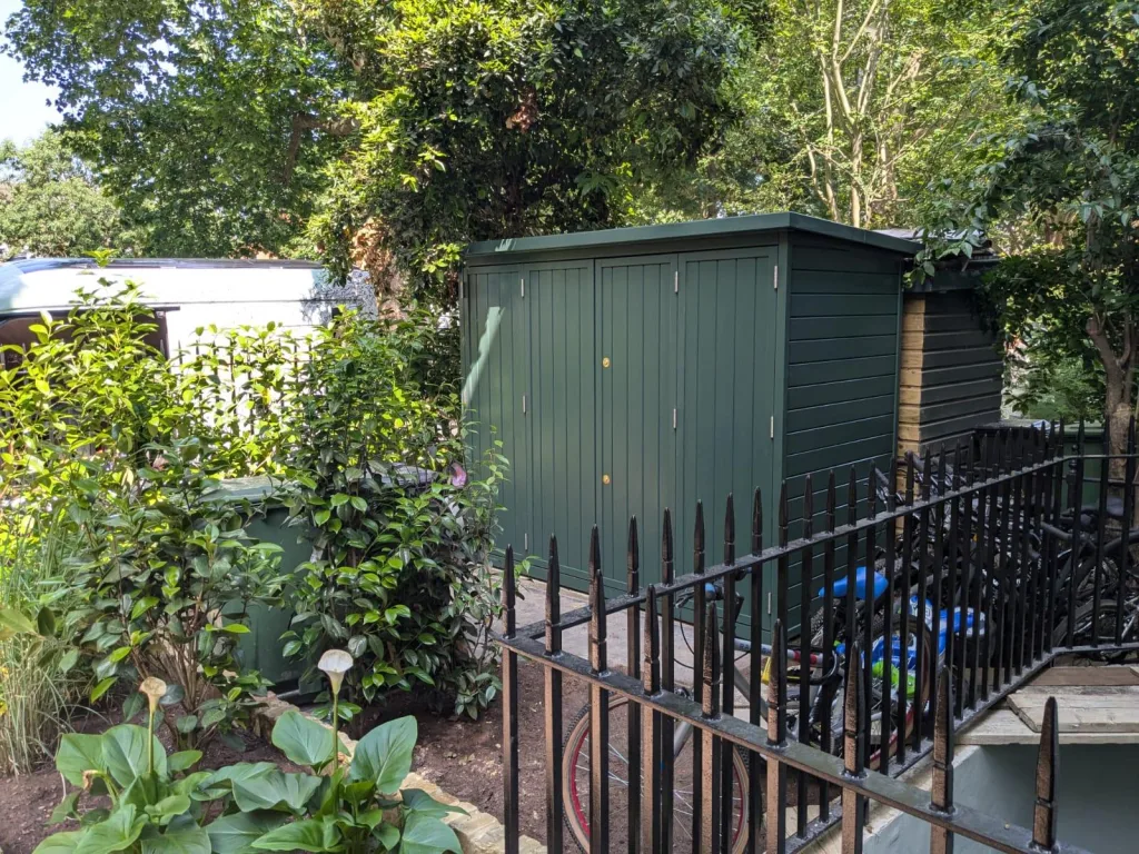 Closed V shed Field green