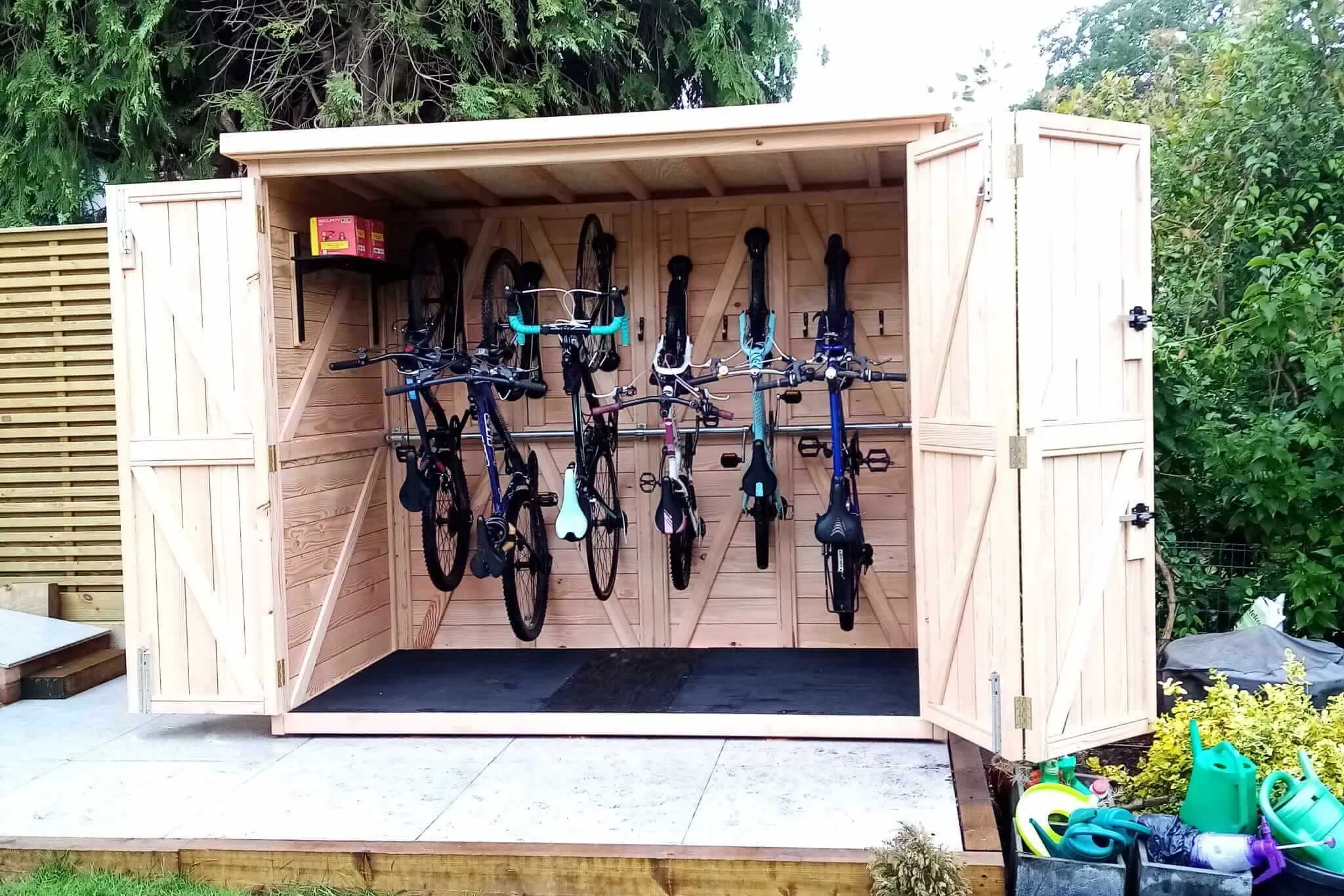 V shed garden with bikes